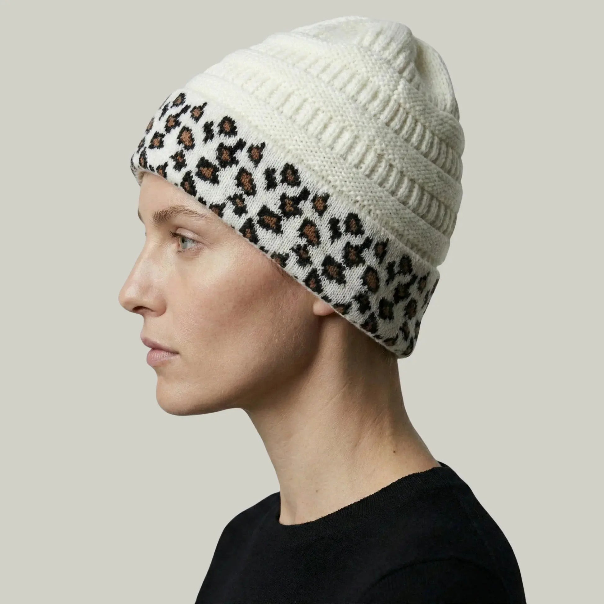 Bonnet Tricot Femme Écru Revers Imprimé Léopard Noir Maison Shelby