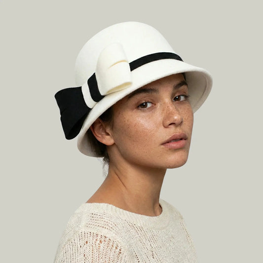 Chapeau Melon Femme Blanc – Nœud Bicolore Cérémonie Maison Shelby