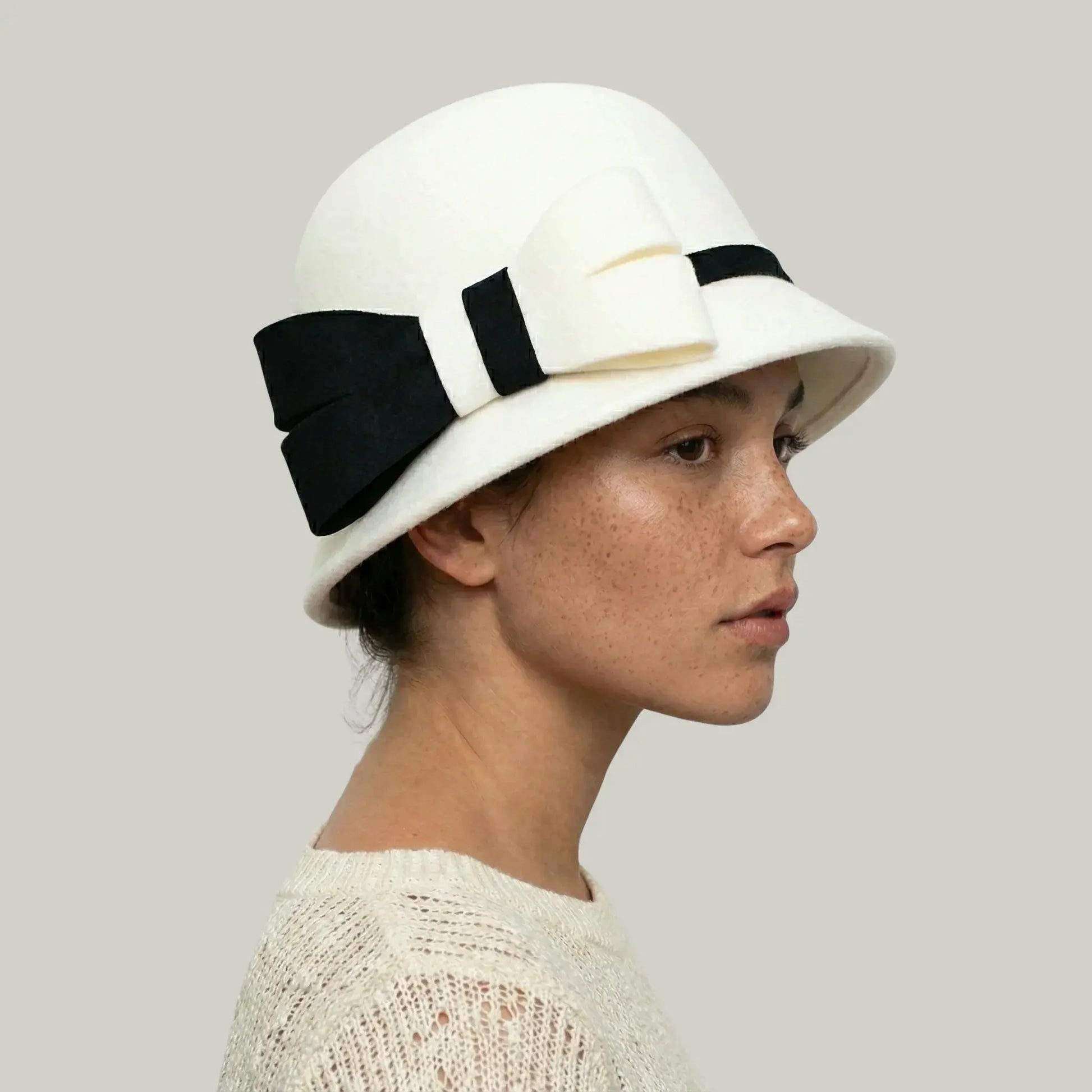Chapeau Melon Femme Blanc – Nœud Bicolore Cérémonie Maison Shelby