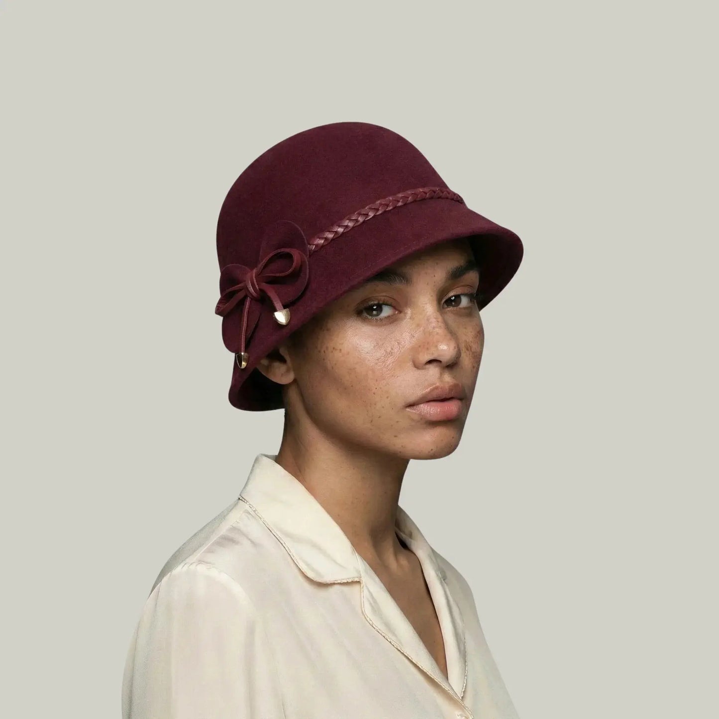 Chapeau Melon Femme Bordeaux – Nœud et Lacet Élégant Maison Shelby