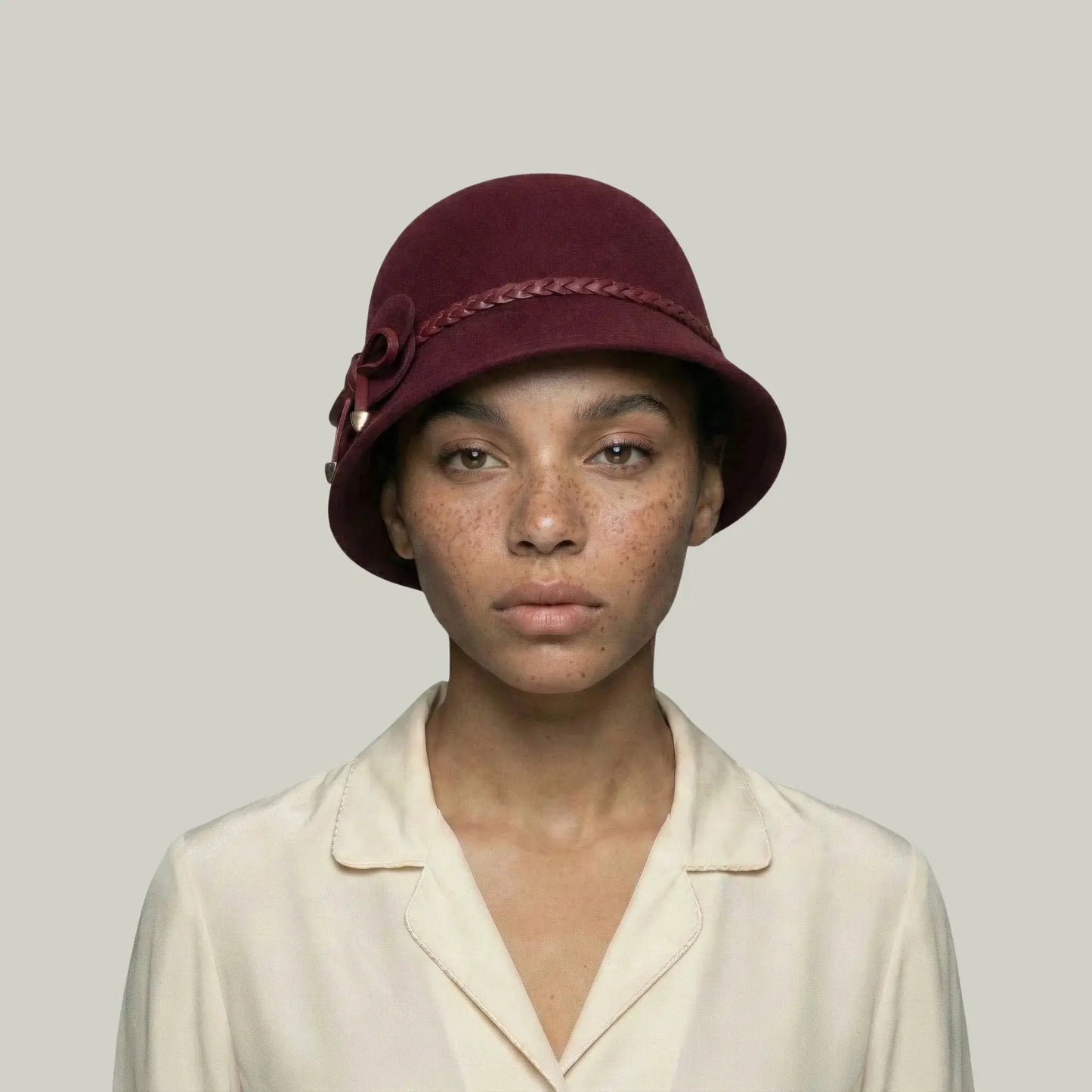 Chapeau Melon Femme Bordeaux – Nœud et Lacet Élégant Maison Shelby
