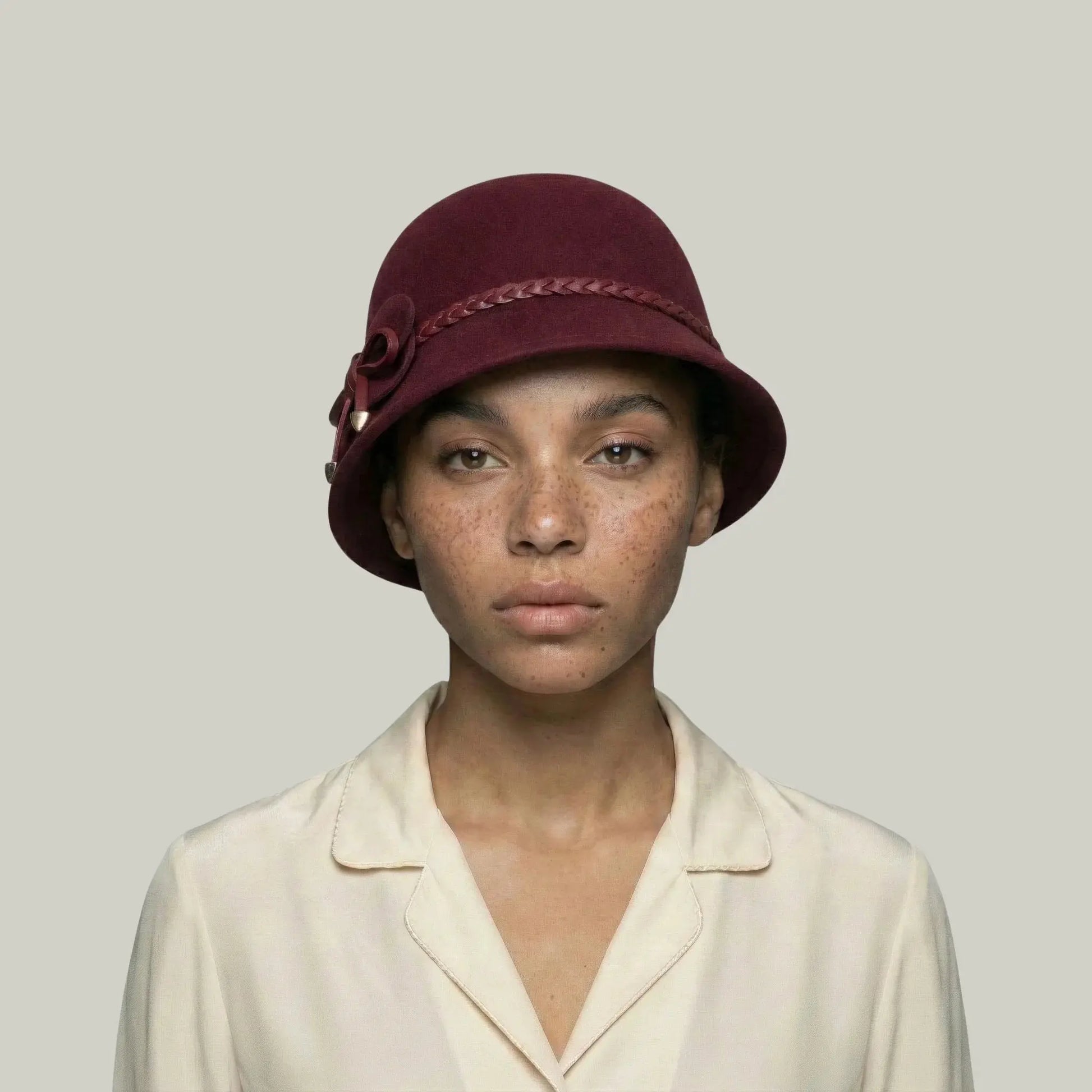 Chapeau Melon Femme Bordeaux – Nœud et Lacet Élégant Maison Shelby