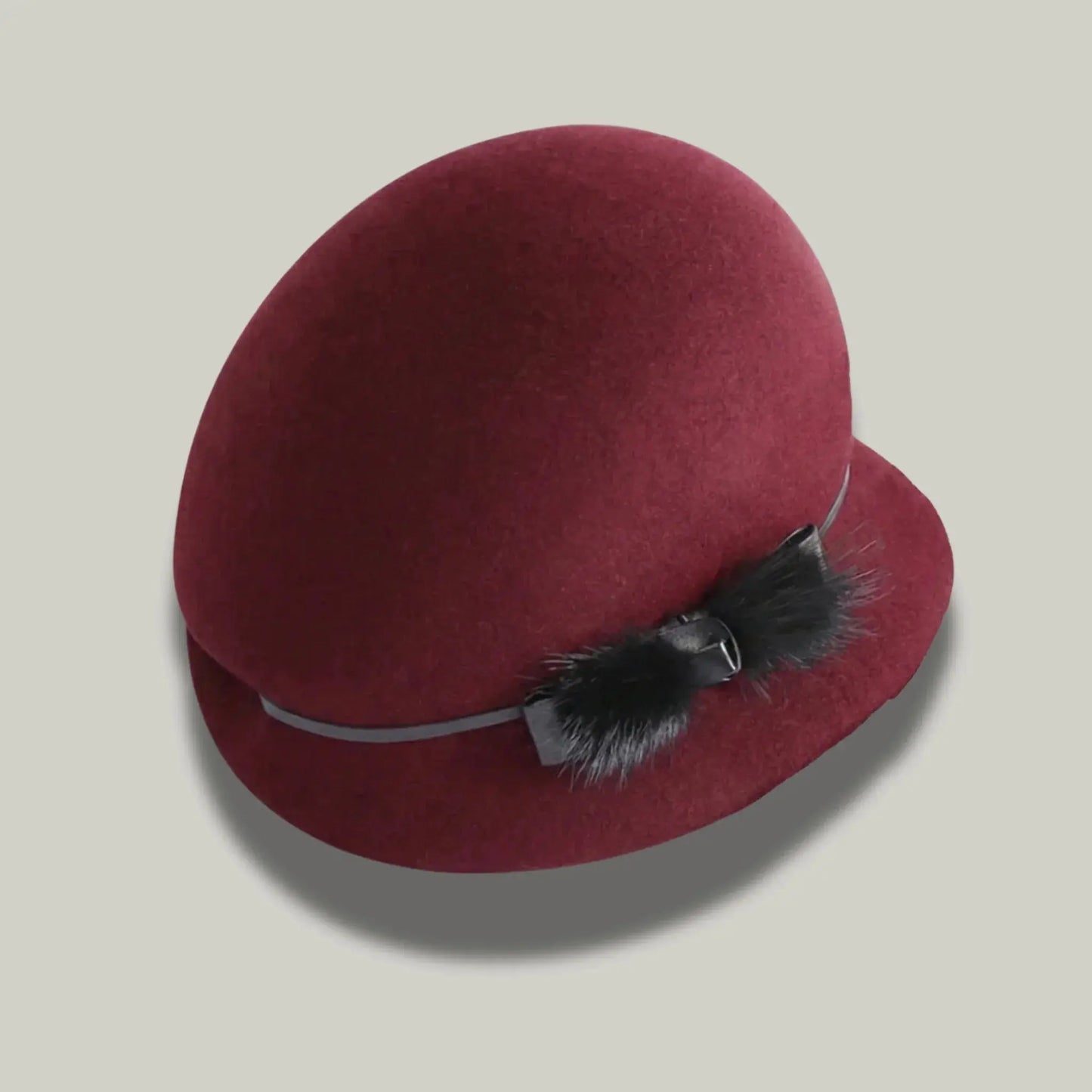 Chapeau Melon Femme Bordeaux – Ornement Plumes Élégant Maison Shelby