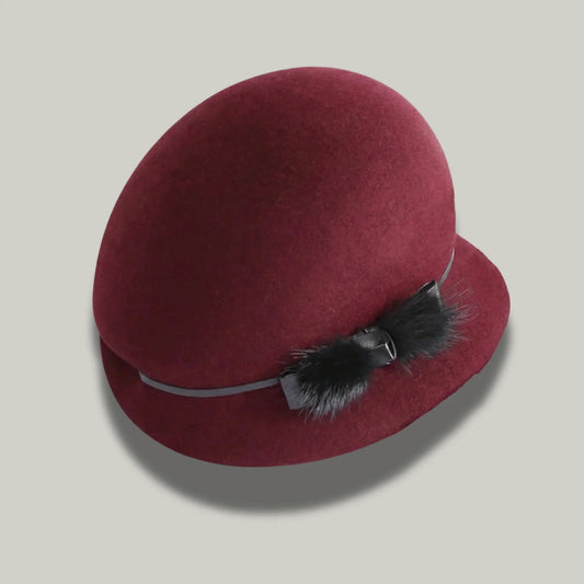 Chapeau Melon Femme Bordeaux – Ornement Plumes Élégant