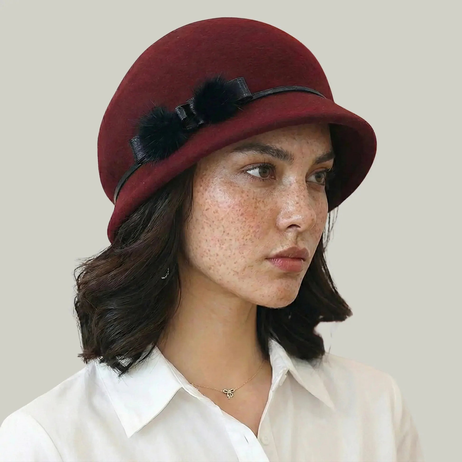Chapeau Melon Femme Bordeaux – Ornement Plumes Élégant Maison Shelby
