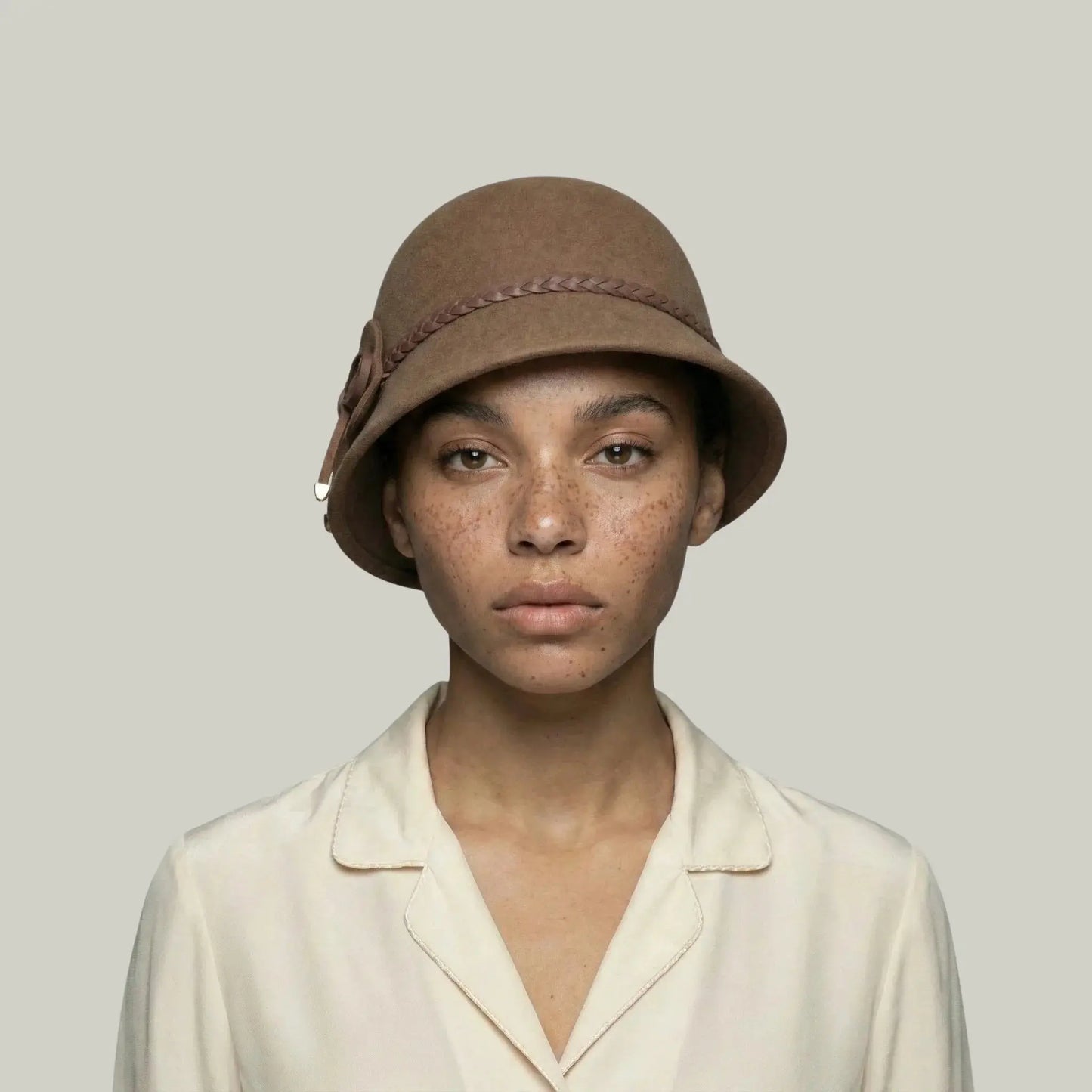 Chapeau Melon Femme Camel – Nœud et Lacet Tressé Maison Shelby