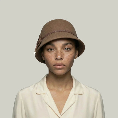 Chapeau Melon Femme Camel – Nœud et Lacet Tressé Maison Shelby