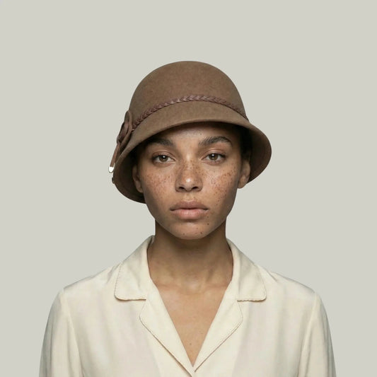 Chapeau Melon Femme Camel – Nœud et Lacet Tressé Maison Shelby