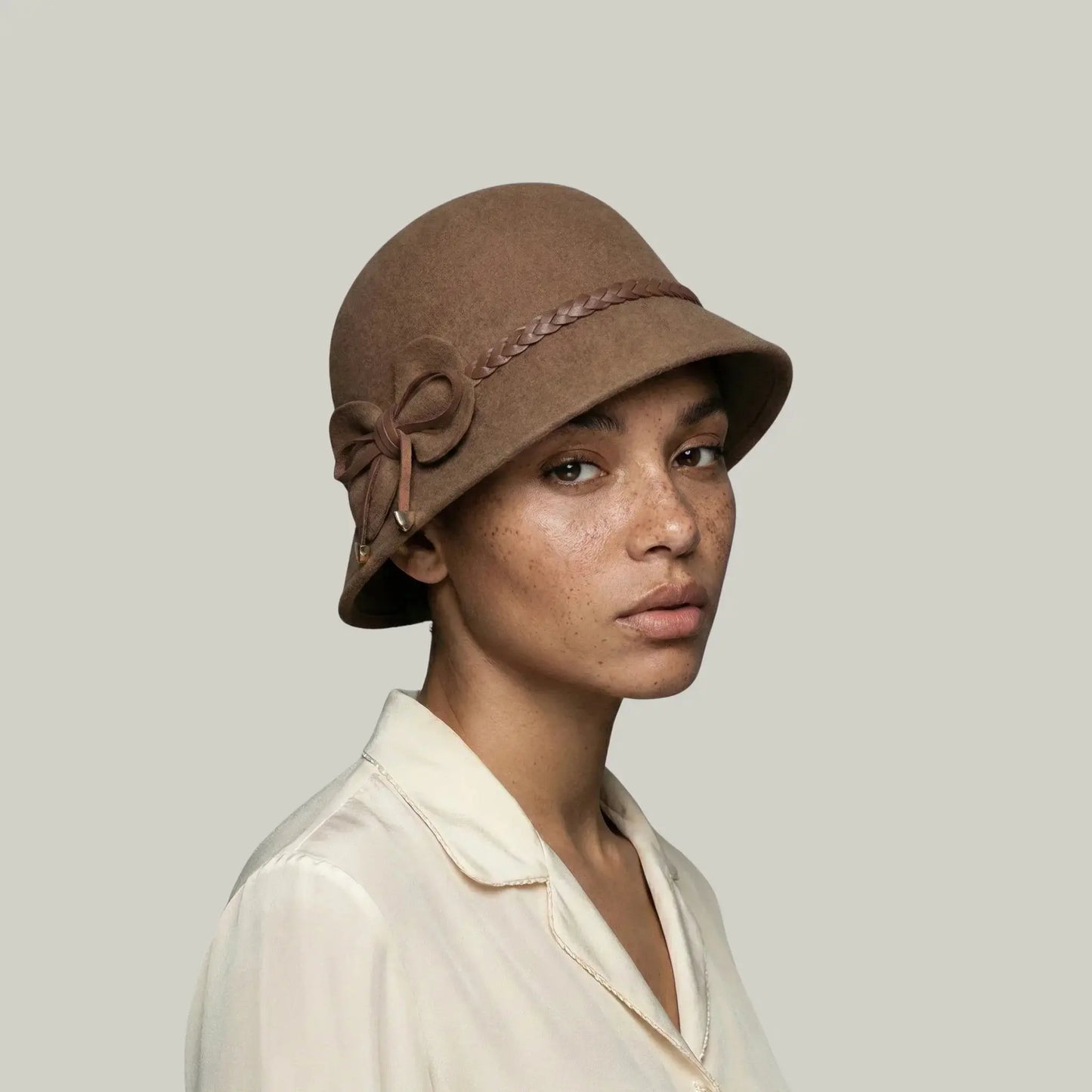 Chapeau Melon Femme Camel – Nœud et Lacet Tressé Maison Shelby