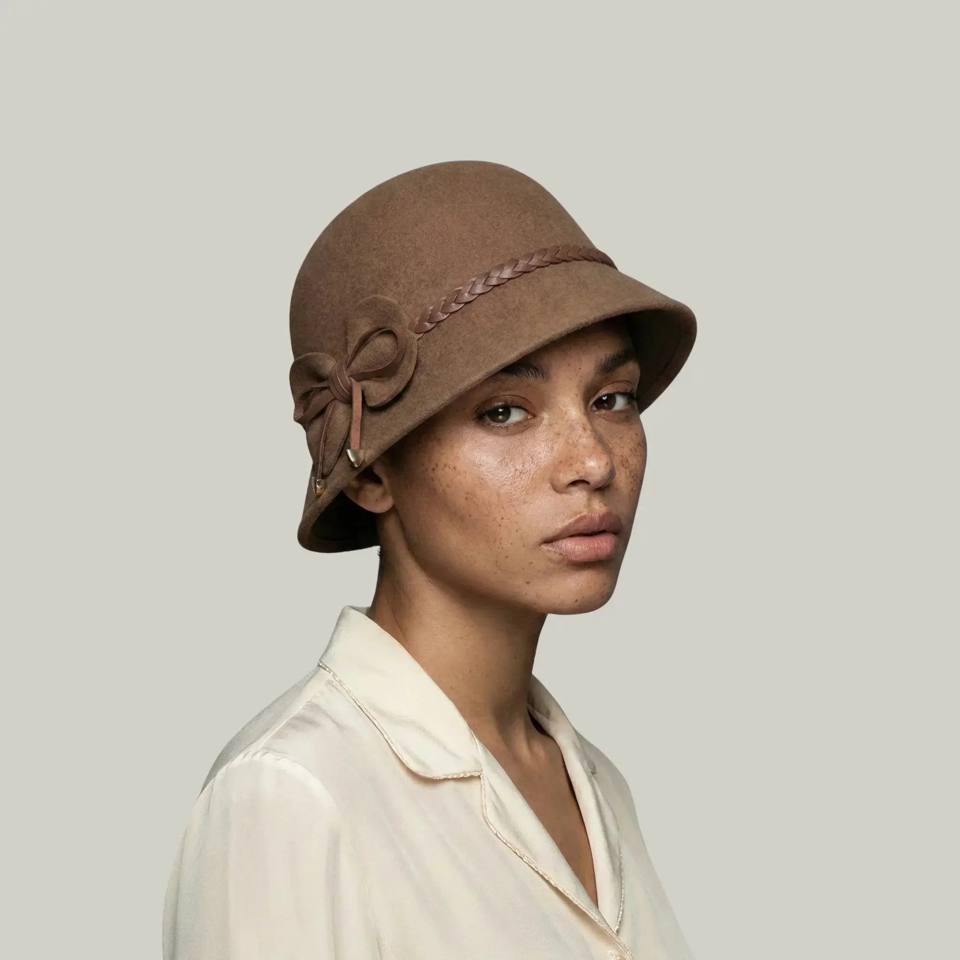 Chapeau Melon Femme Camel – Nœud et Lacet Tressé Maison Shelby