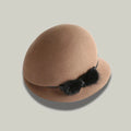 Chapeau Melon Femme Camel–Ornement Plumes Noir