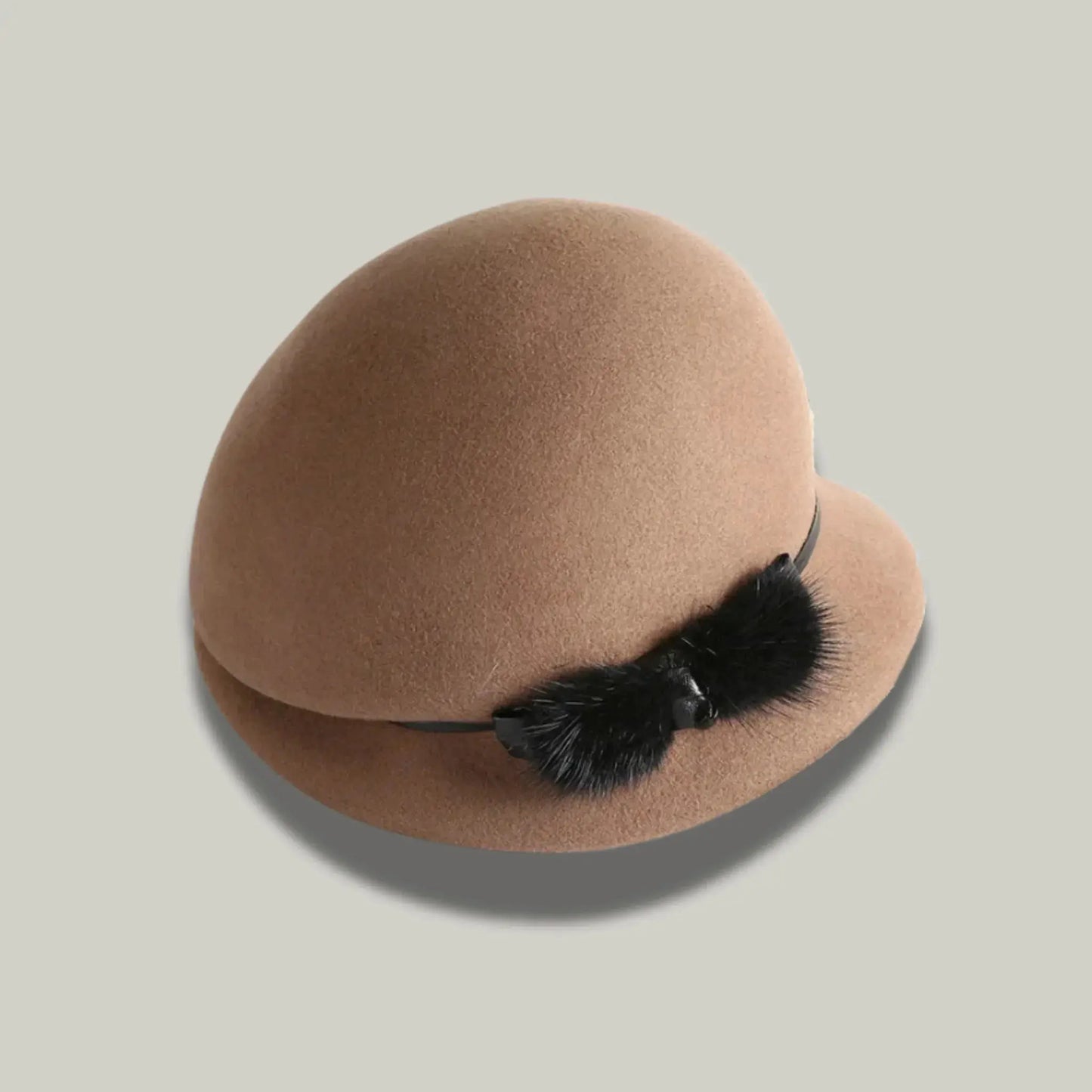 Chapeau Melon Femme Camel – Ornement Plumes Noir Maison Shelby