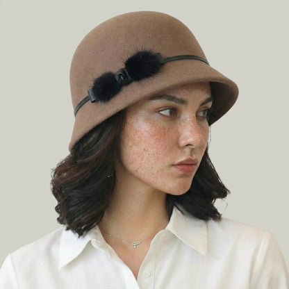 Chapeau Melon Femme Camel – Ornement Plumes Noir Maison Shelby