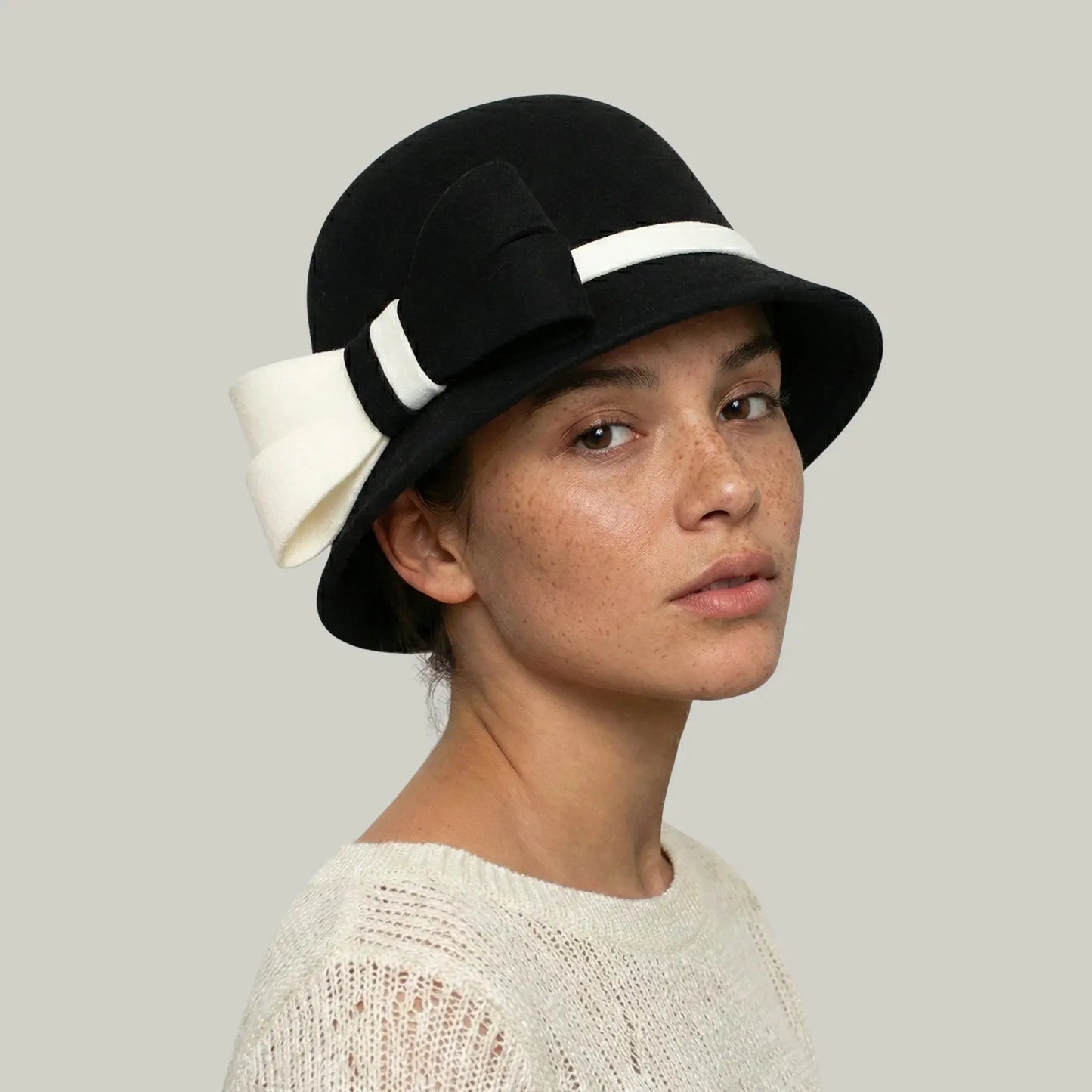 Chapeau Melon Femme Noir – Nœud Blanc Cérémonie Maison Shelby