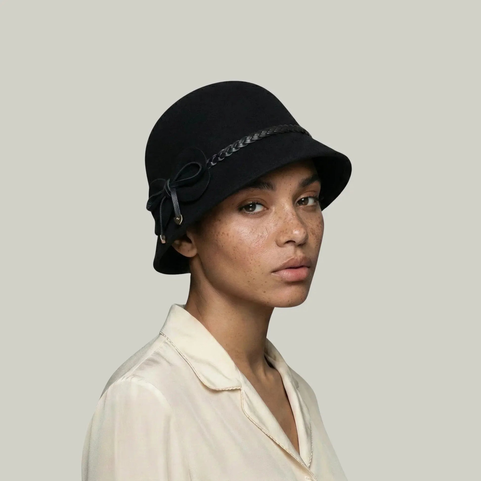 Chapeau Melon Femme Noir – Nœud et Lacet Tressé Maison Shelby