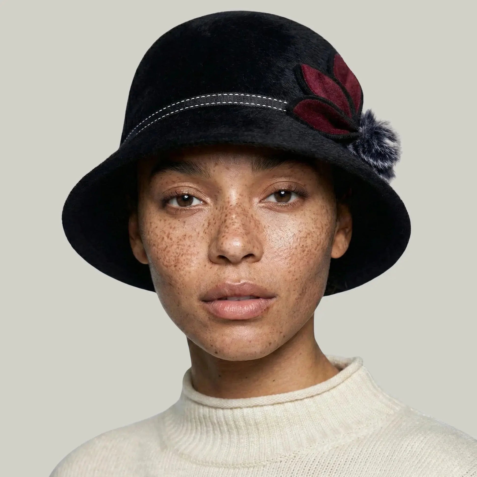 Chapeau Melon Femme Noir – Ornement Fleur et Pompon Maison Shelby