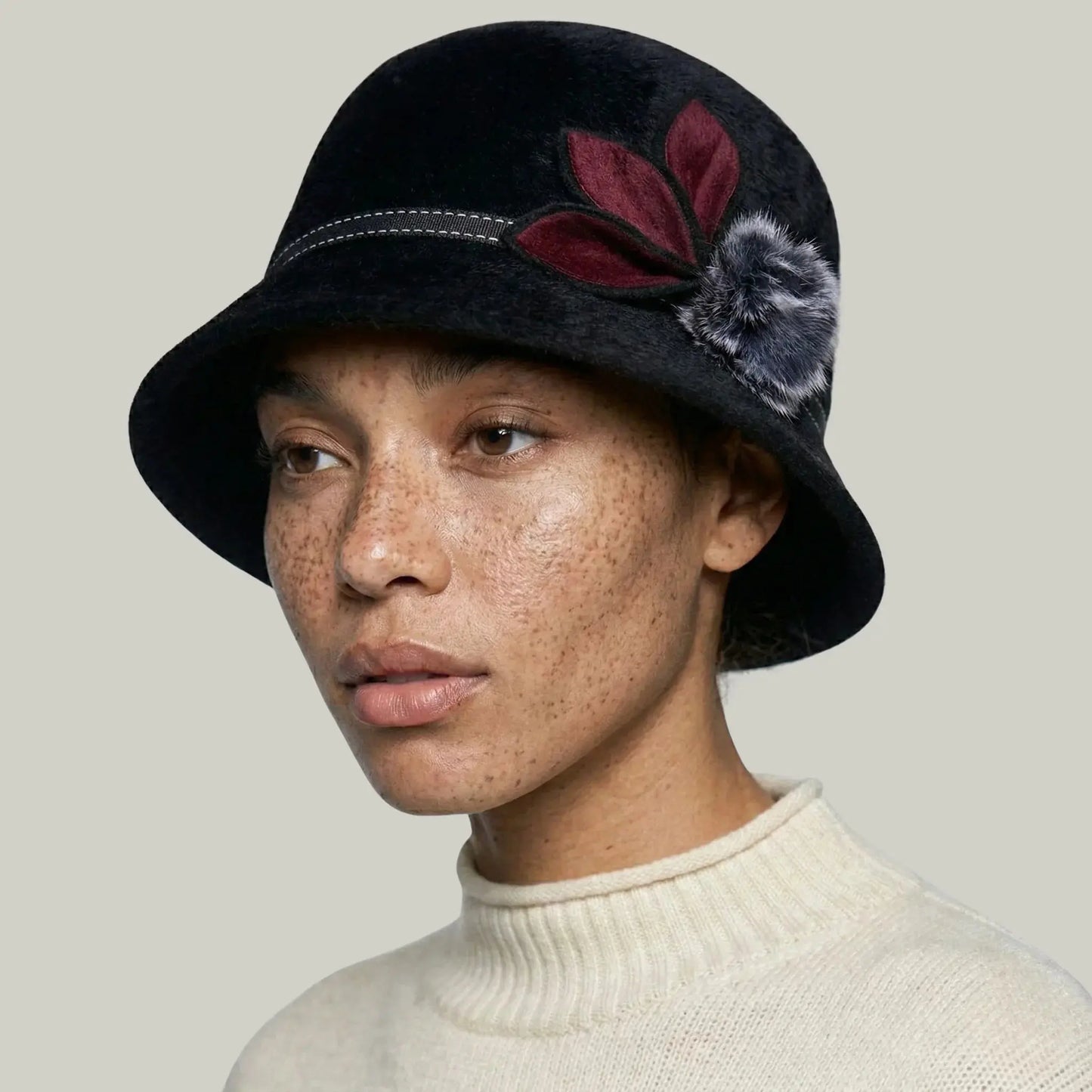 Chapeau Melon Femme Noir – Ornement Fleur et Pompon Maison Shelby