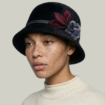 Chapeau Melon Femme Noir – Ornement Fleur et Pompon Maison Shelby