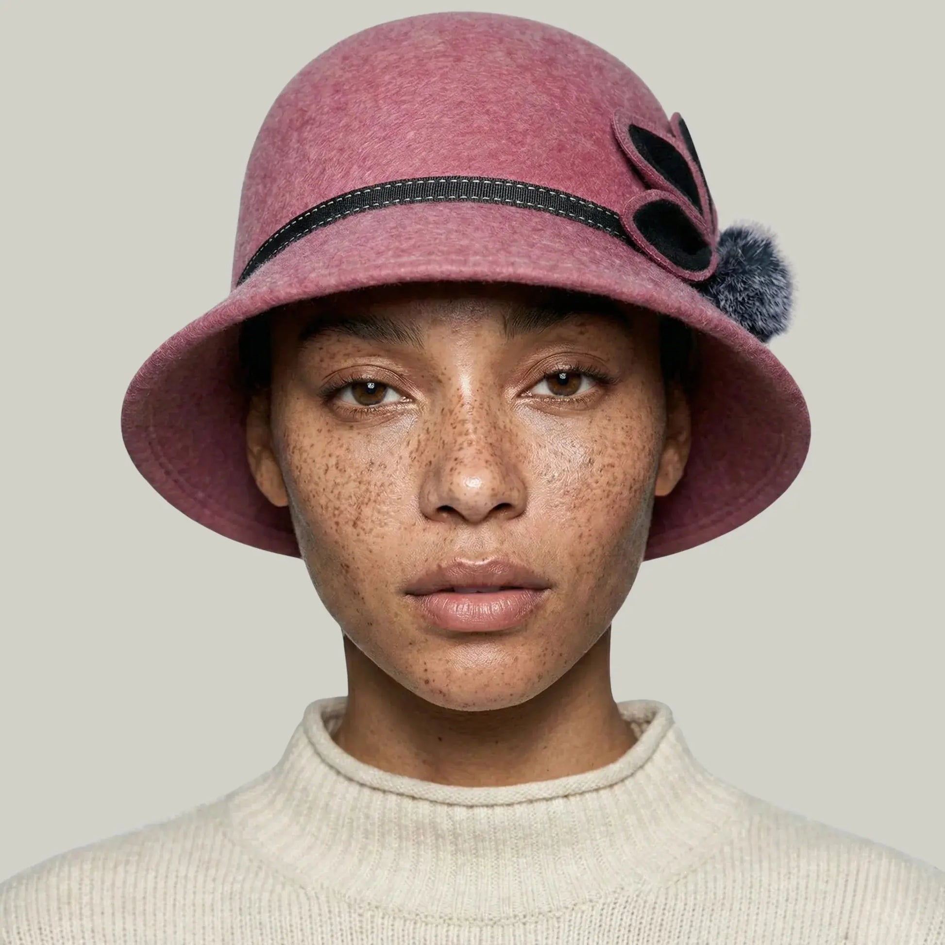 Chapeau Melon Femme Rose – Ornement Fleur Élégant Maison Shelby