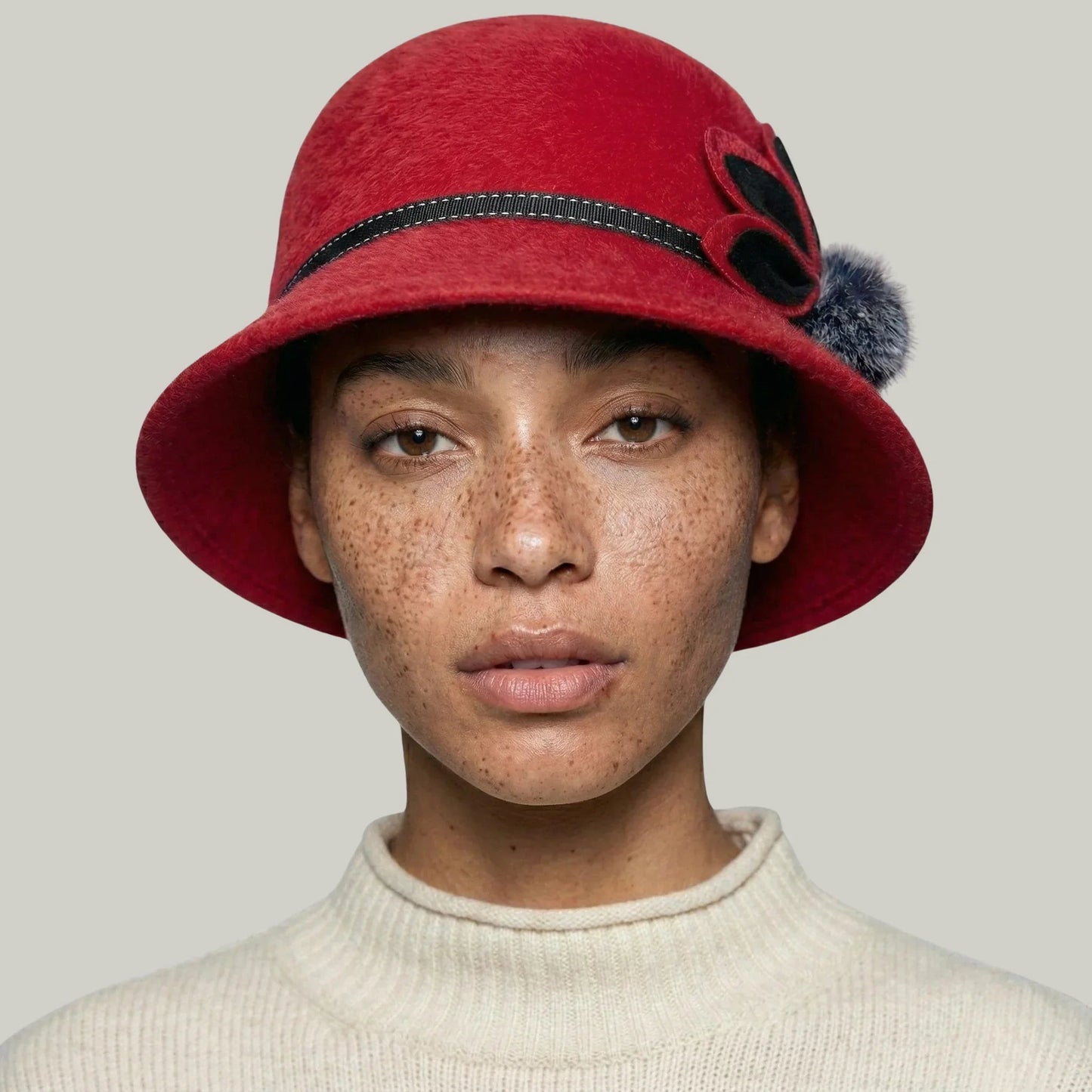 Chapeau Melon Femme Rouge – Ornement Fleur Élégant