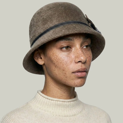 Chapeau Melon Femme Taupe – Ornement Fleur et Feuille Maison Shelby