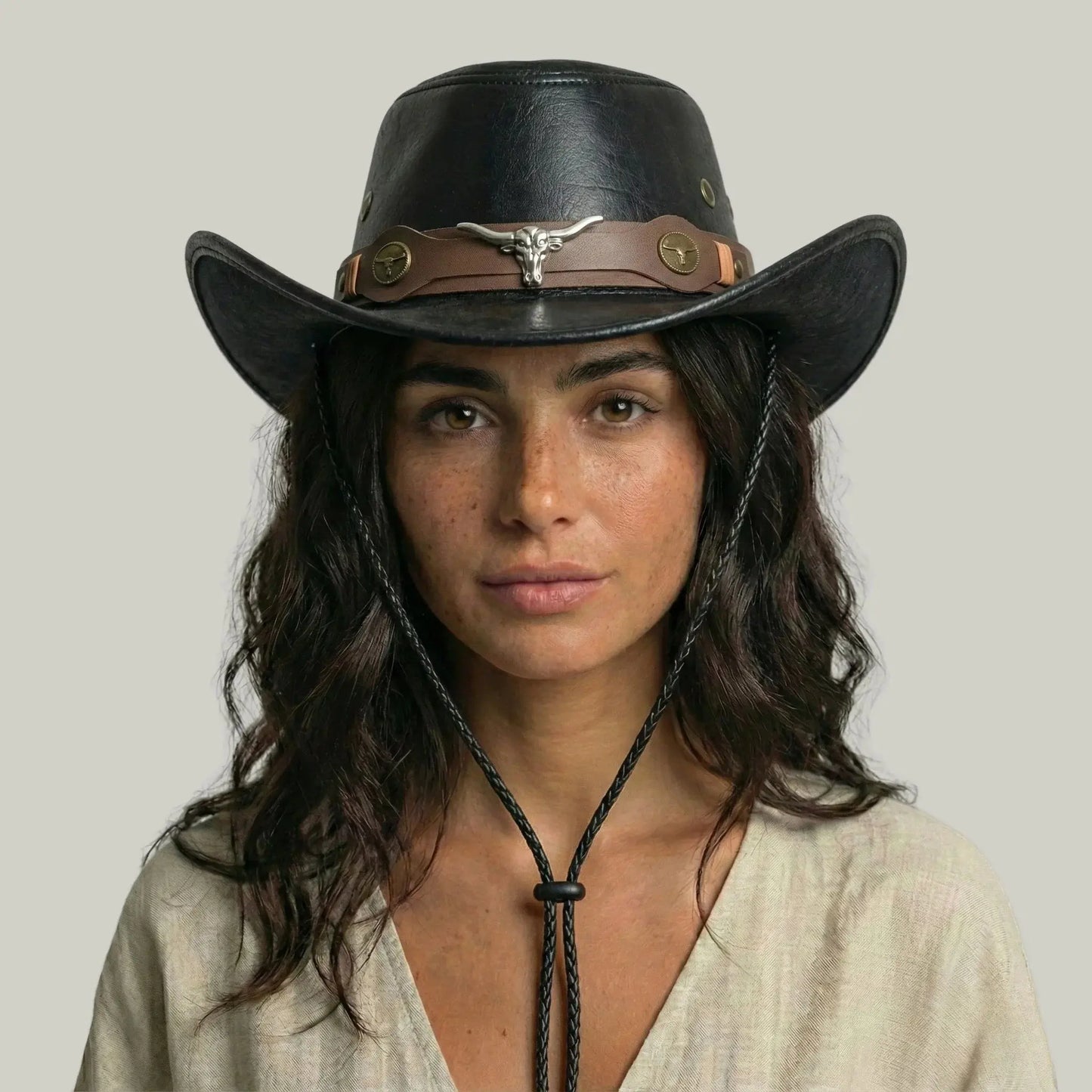 Chapeau de Cowboy Noir Cuir – Lanière Western Médaillon Maison Shelby