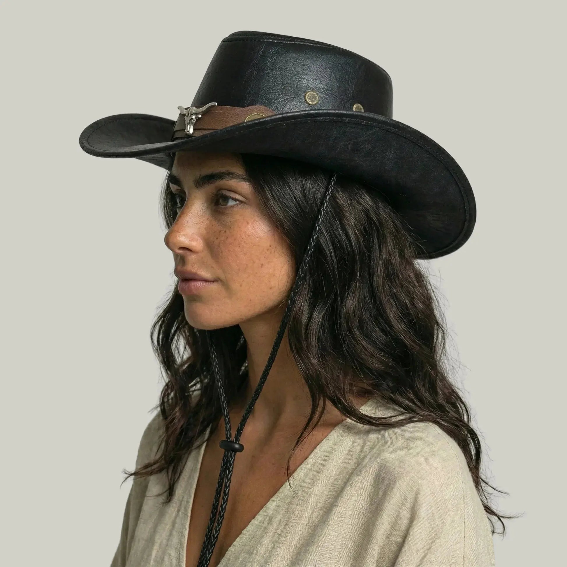 Chapeau de Cowboy Noir Cuir – Lanière Western Médaillon Maison Shelby